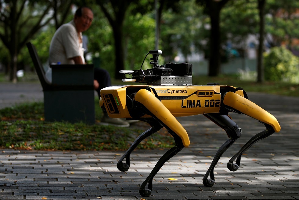 كلب آلي يتجول في متنزهات سنغافورة لحث الناس على التباعد الاجتماعي (صور)