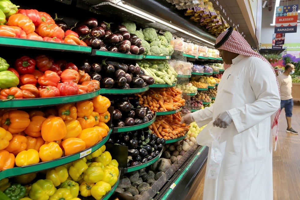 السعودية تعيد فتح سوق للخضار والفواكه بعد تعقيمه بسبب كورونا