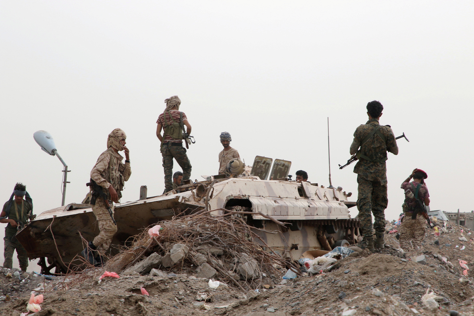 مصادر عسكرية: مقتل 14 شخصا باشتباكات بين قوات الحكومة اليمنية والانفصاليين الجنوبيين  