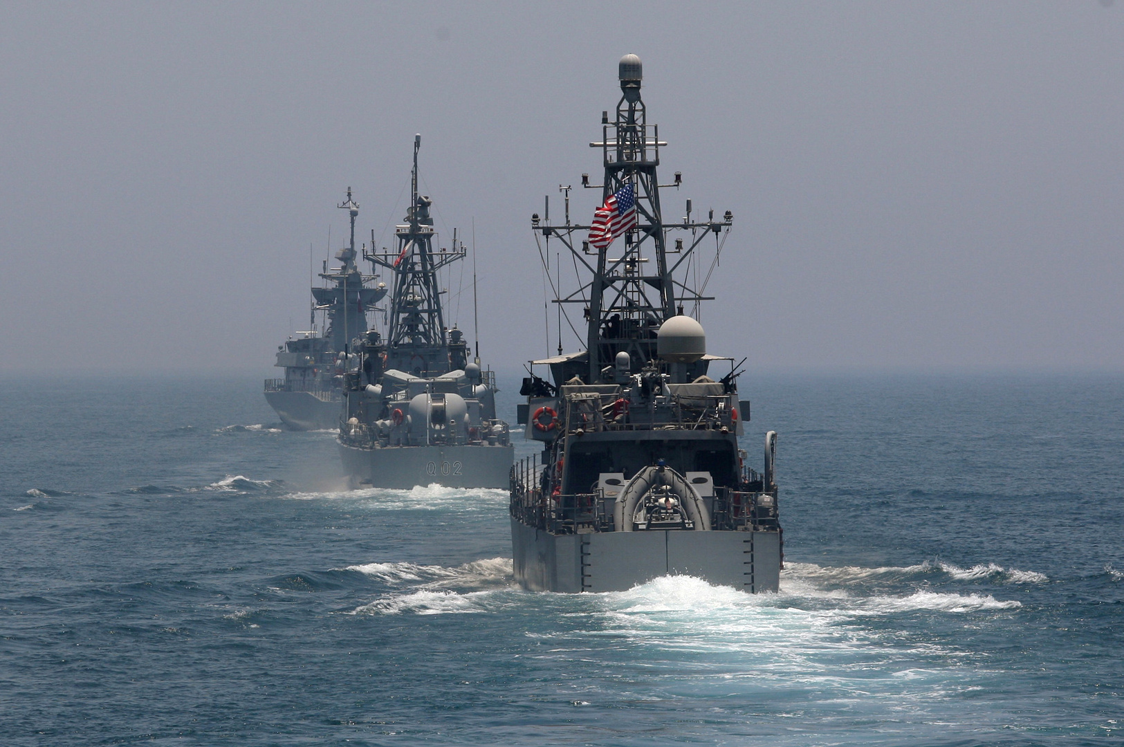 الولايات المتحدة تصدر تحذيرا من الاقتراب من سفنها في الخليج ومضيق هرمز بمسافة أقل من 100 متر