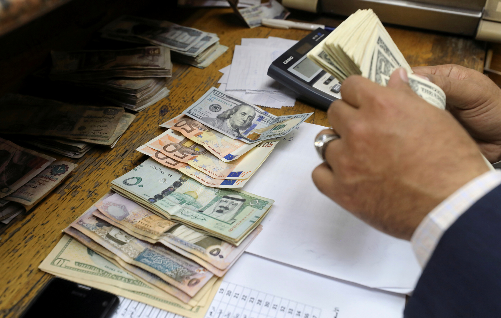 الدولار يرتفع في مصر بشكل مفاجئ.. والعملات الأجنبية تقفز