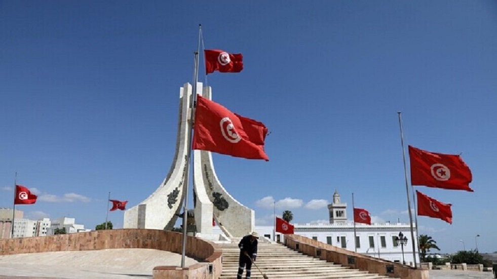 وزير تونسي سابق يتهم الرئيس قيس سعيد بالانخراط في خطاب شعبوي يقوم على نظرية المؤامرة