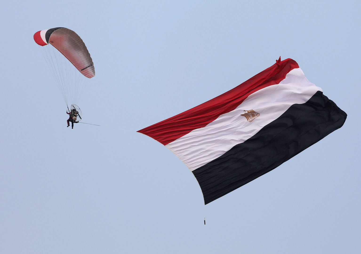 مصر ترسل أطنانا من المساعدات إلى فلسطين (صور)