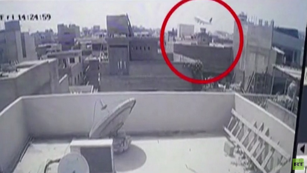 تحطم طائرة باكستانية قرب مطار كراتشي