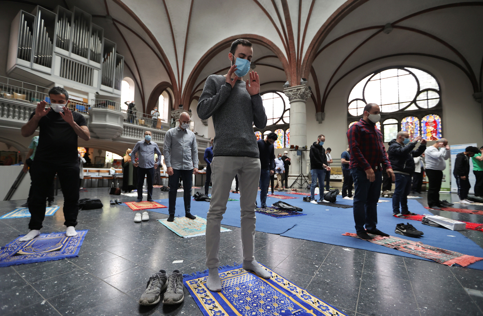 بالصور.. كنيسة في برلين تستضيف المسلمين لأداء الصلاة في ظل كورونا