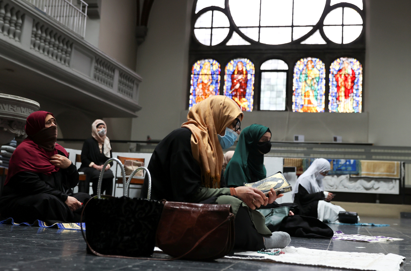 بالصور.. كنيسة في برلين تستضيف المسلمين لأداء الصلاة في ظل كورونا