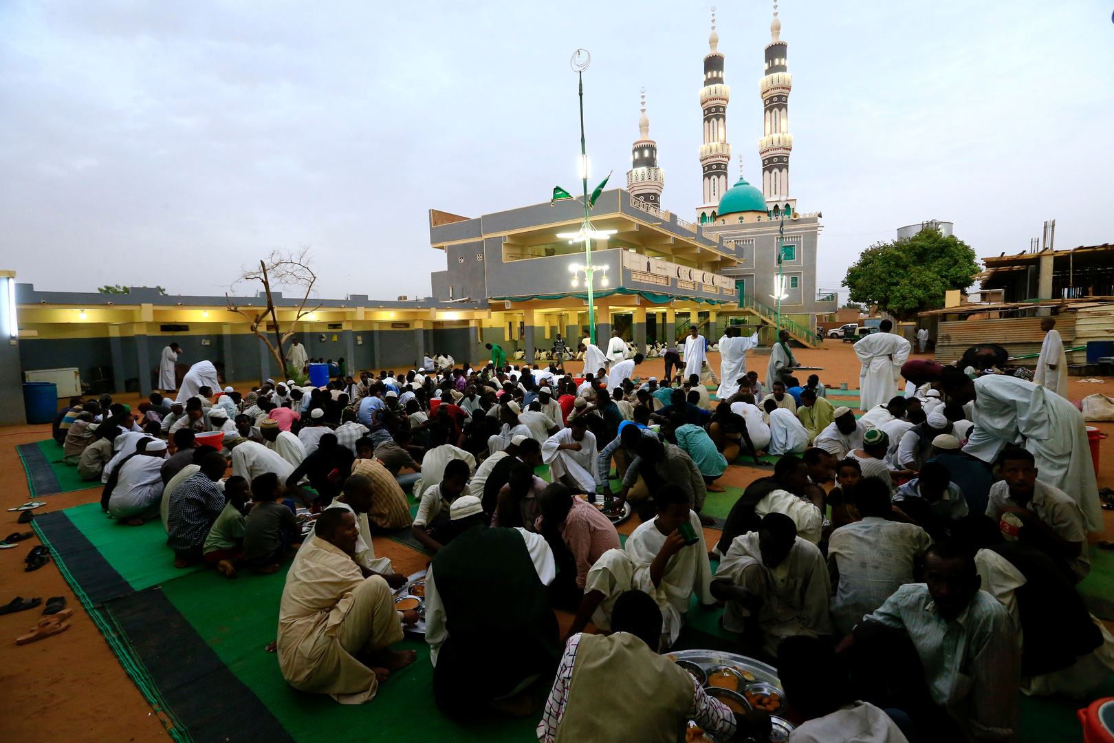 أكبر عملية انتهاك للحظر في دولة عربية لأداء صلاة العيد في ظل تفشي كورونا