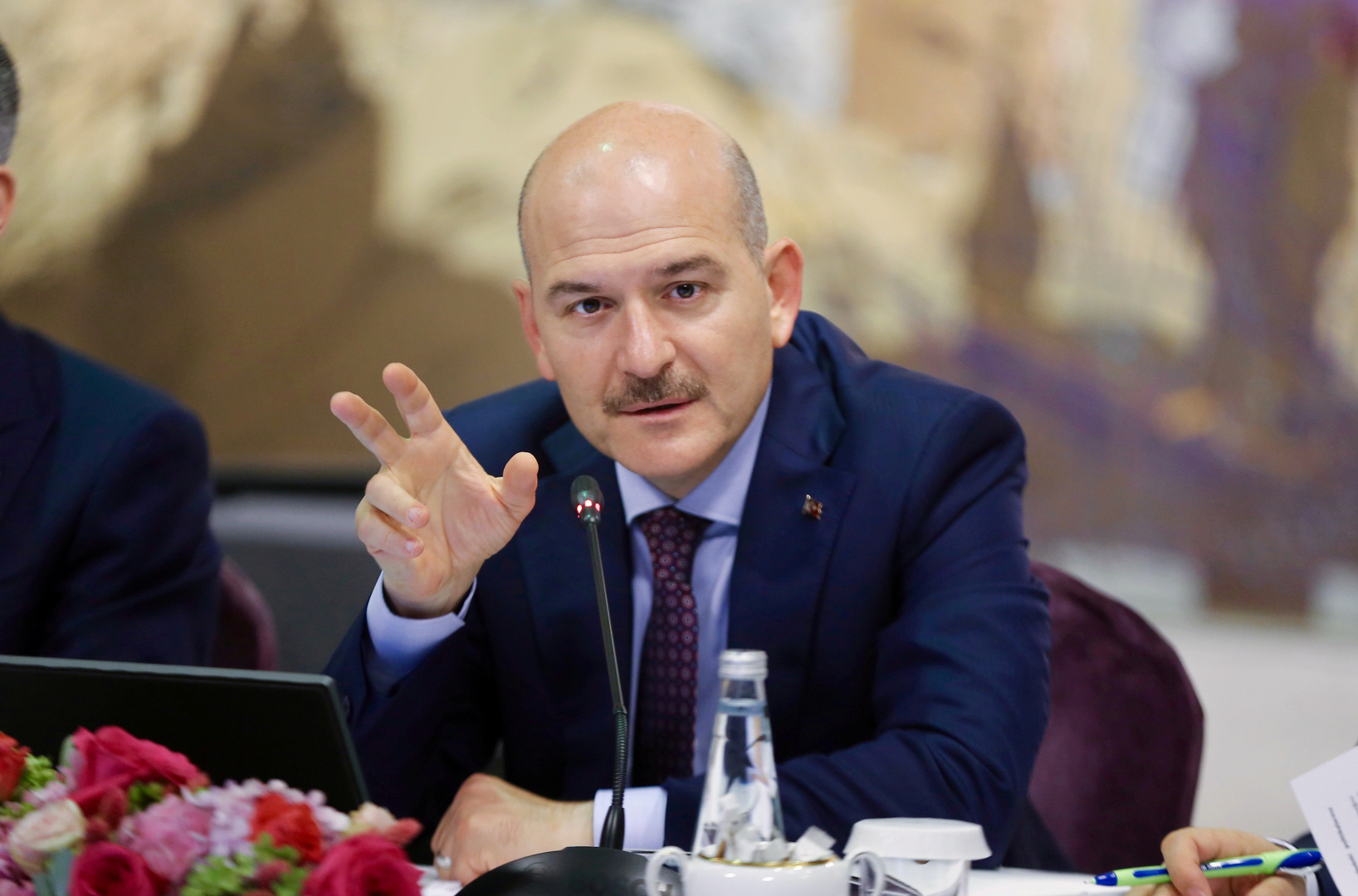 وزير الداخلية التركي يتسلم هدية قيّمة في شمال سوريا