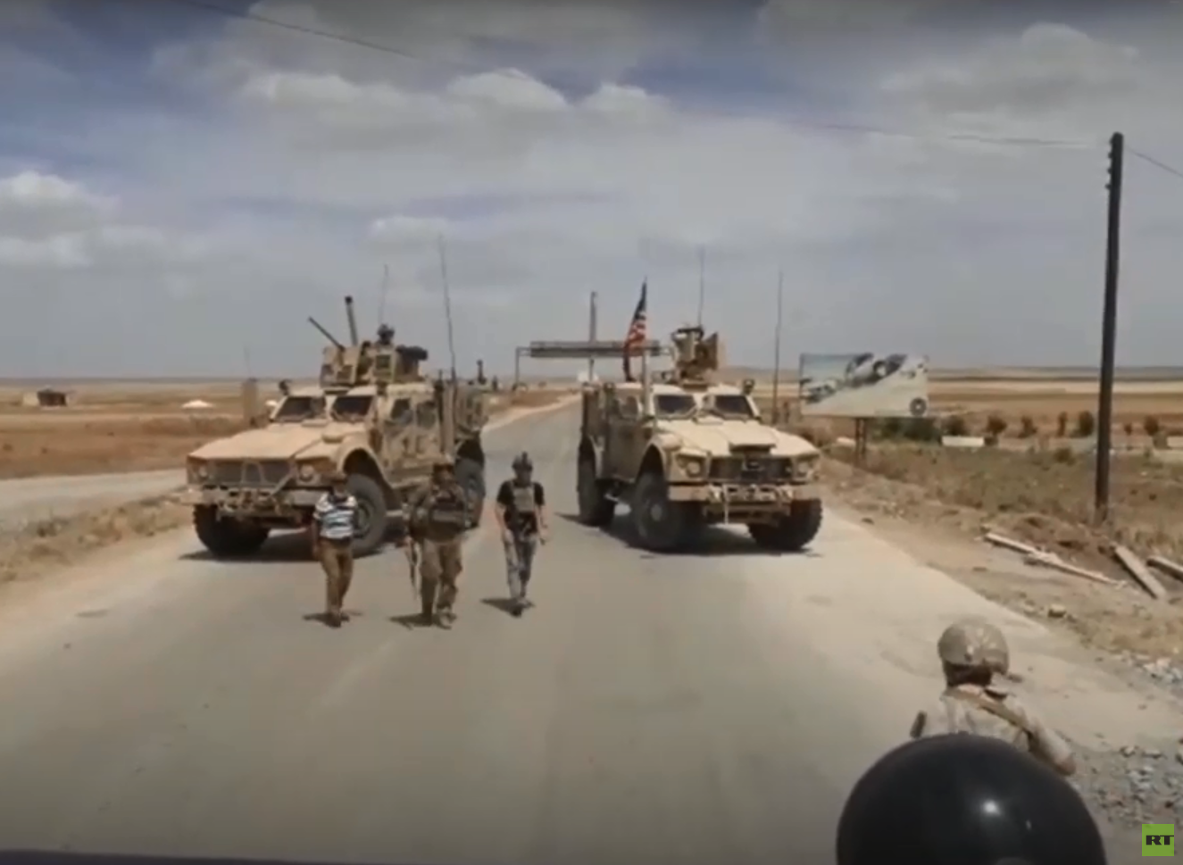 شاهد.. قوة أمريكية تحاول اعتراض دورية روسية شمال سوريا