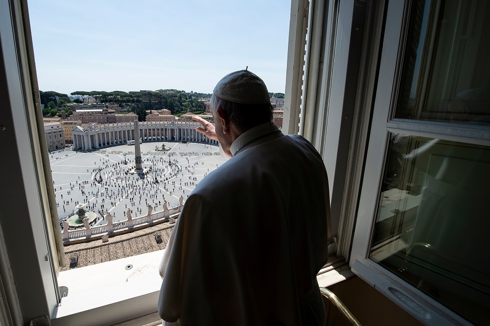 البابا يحيّي زوار ساحة القديس بطرس لأول مرة منذ 3 أشهر