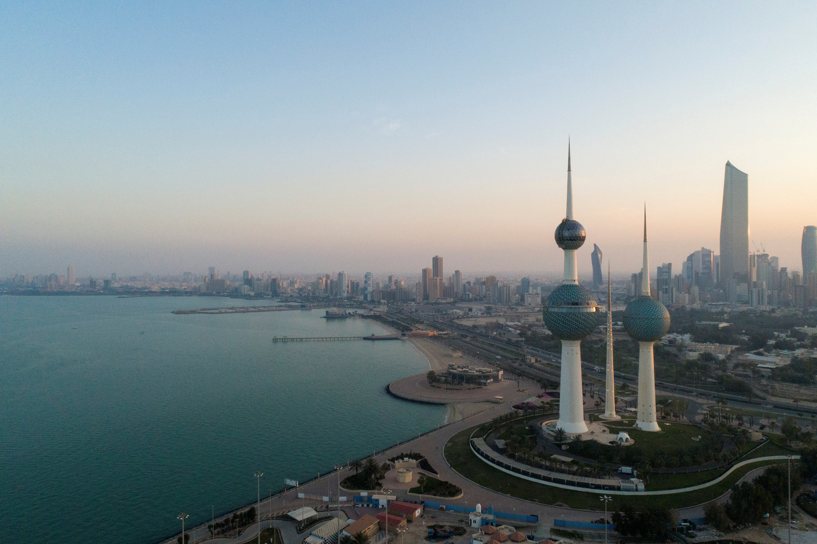 تراجع متواصل بعدد الإصابات والوفيات بكورونا في الكويت