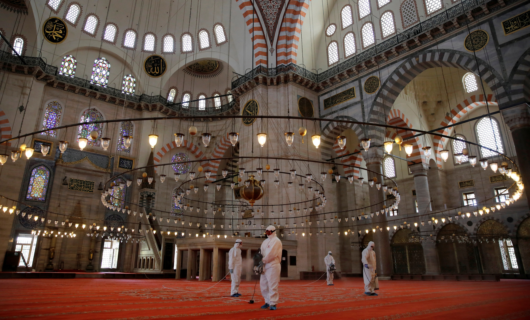 تركيا تستأنف صلاة التراويح في المساجد بعد توقف دام عامين