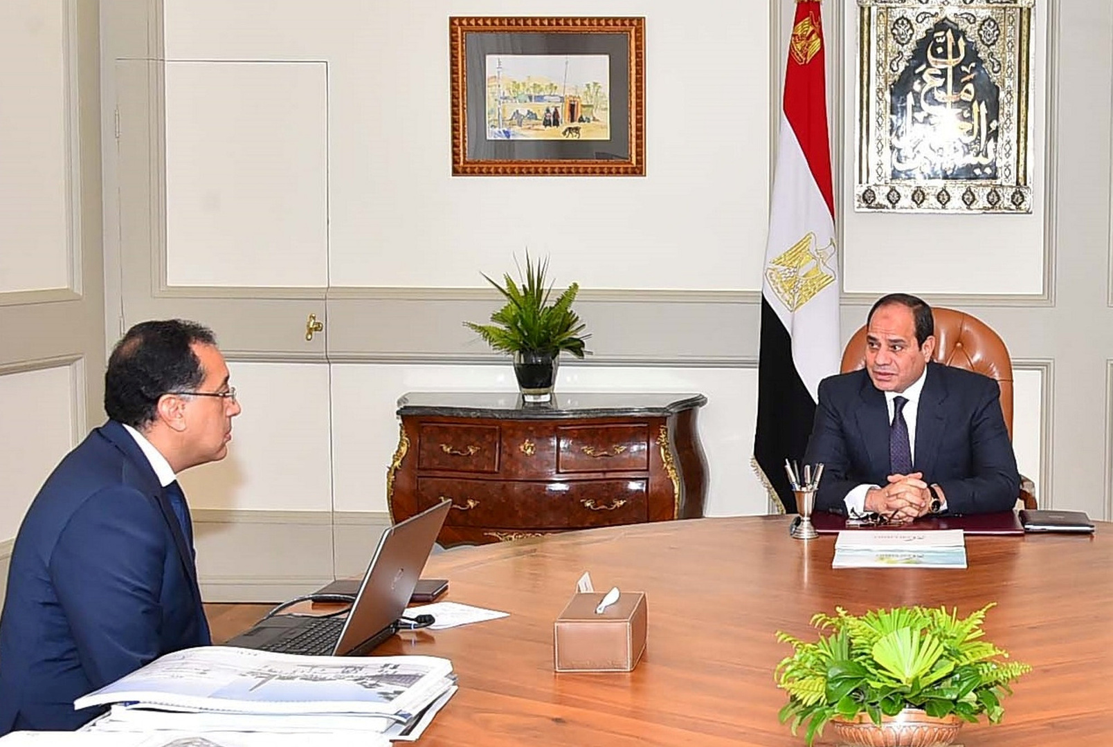 رئيس الوزراء المصري يتفق مع نقيب الأطباء على حل مشكلة الطواقم الطبية