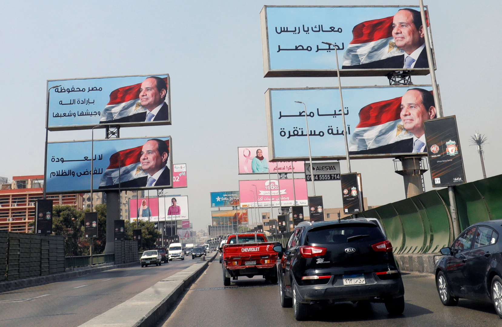 مصر.. دفن نفق مشهور شيده مبارك منذ 37 عاما (صورة)