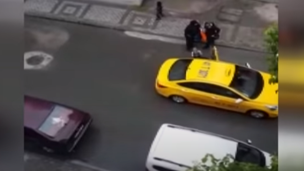 تركيا.. محاكمة سائق تاكسي طرد امرأة سورية حامل من سيارته وتركها تلد في الشارع (فيديو)