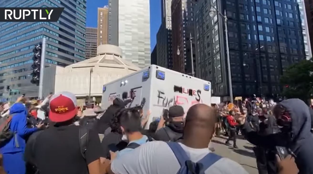 محتجون يهاجمون مركبة شرطة قرب برج ترامب في شيكاغو