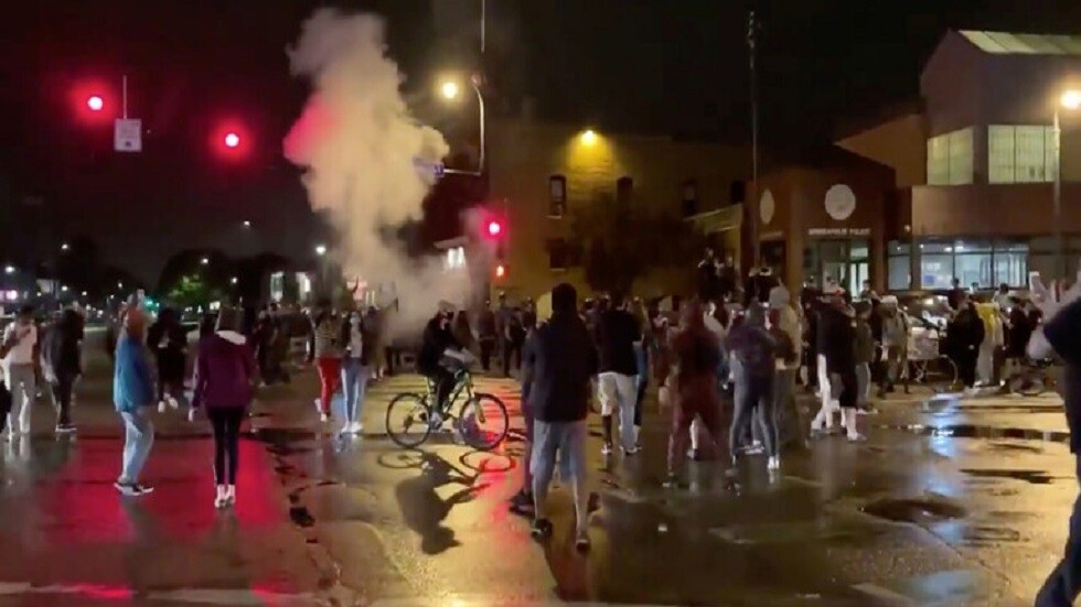 شاحنة تجتاح حشود المحتجين في مينيابوليس الأمريكية بسرعة كبيرة