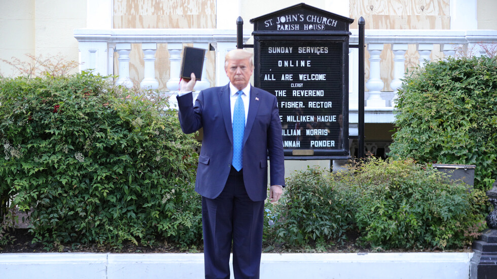 ترامب يترجل خارج البيت الأبيض حيث يتظاهر الآلاف من المحتجين!