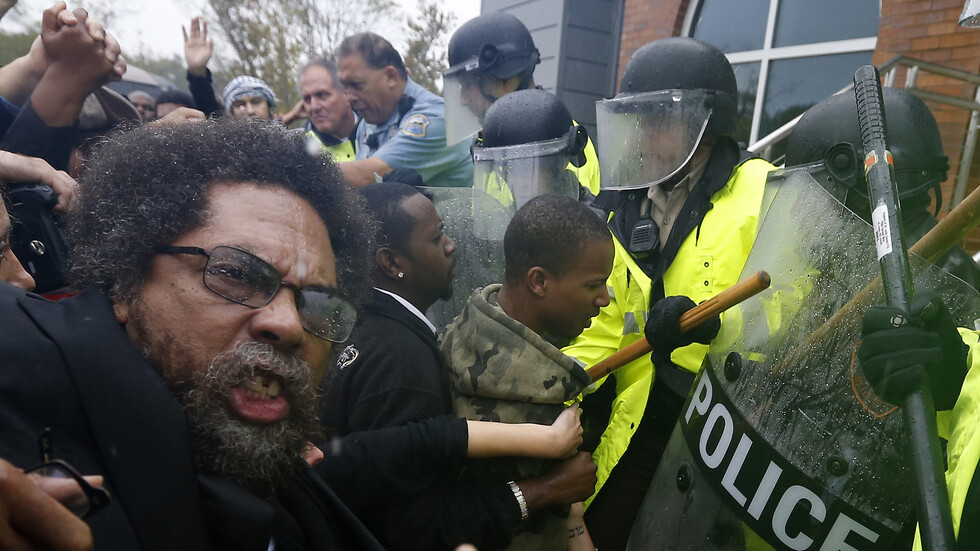 العنصرية بالولايات المتحدة في مشهد جديد .. الشيء بالشيء يُذكر (فيديو)