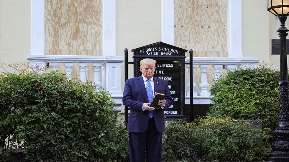 زعماء الدين في أمريكا ينتقدون ترامب بعد صورته وهو يرفع الإنجيل أمام كنيسة