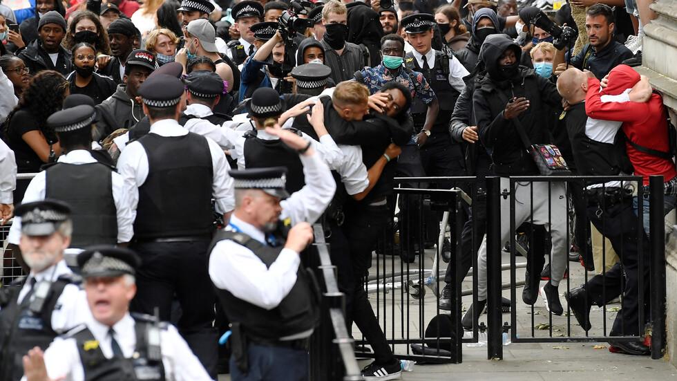 عشرات آلاف المتظاهرين يحتجون في لندن ضد العنصرية واشتباكات أمام مقر رئيس الوزراء (فيديو)
