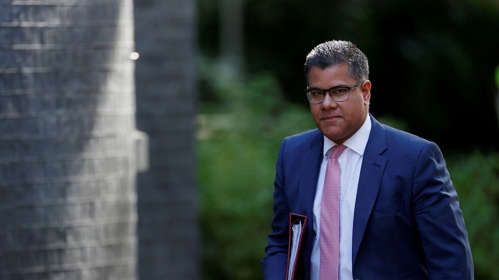 وزير بريطاني يخضع لفحص الكشف عن كورونا