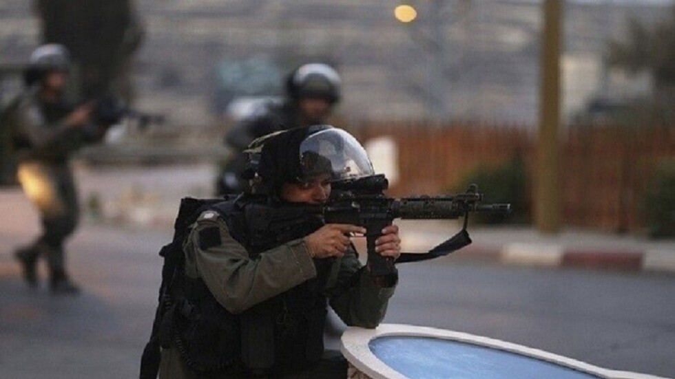 وسائل إعلام إسرائيلية: اعتقال فلسطيني بزعم محاولة تنفيذ عملية طعن شمال رام الله