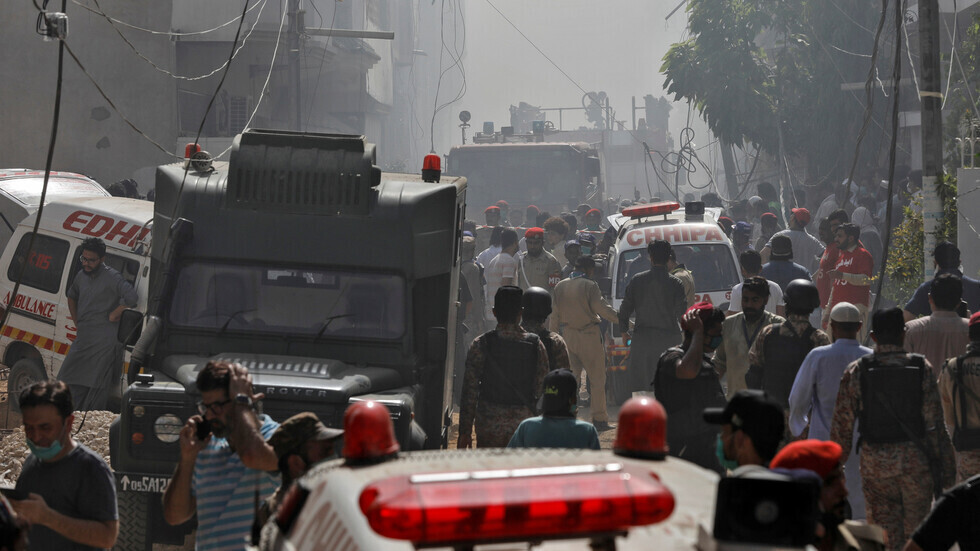 سلطات الطيران في باكستان: قائد الطائرة المنكوبة في كراتشي تجاهل تعليمات الهبوط