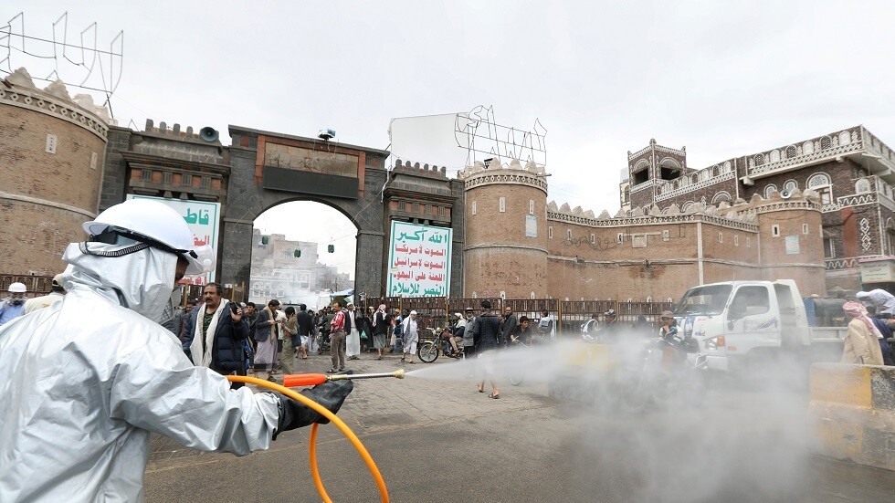 طبيب يمني يفاجئ أهالي صنعاء بعبارة على سيارته!