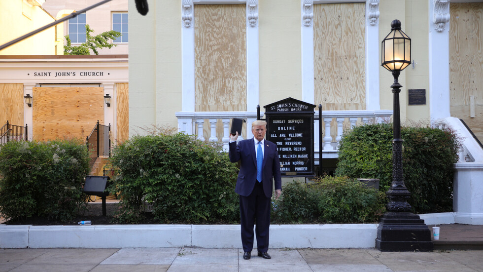 على خلفية الاحتجاجات المتواصلة.. البيت الأبيض يقارن ترامب بتشرتشل