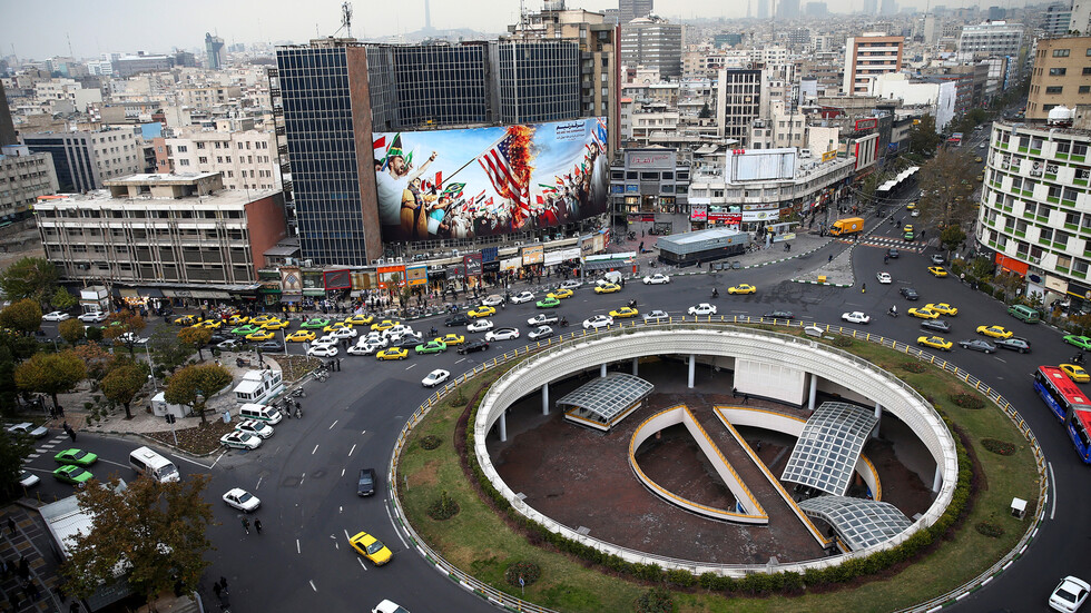 إيران تفرج عن عنصر سابق في البحرية الأمريكية محتجز لديها منذ عامين