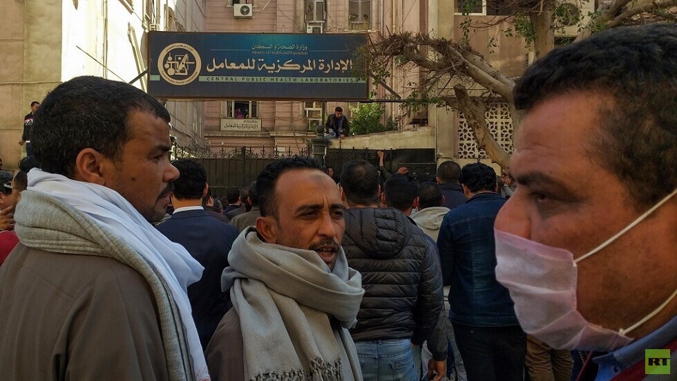 خبير مصري: أعداد مصابي كورونا لم تنخفض لوجود حالات معزولة منزليا