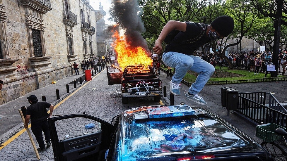 محتجون يشتبكون مع الشرطة في المكسيك بعد وفاة شاب رهن الاحتجاز