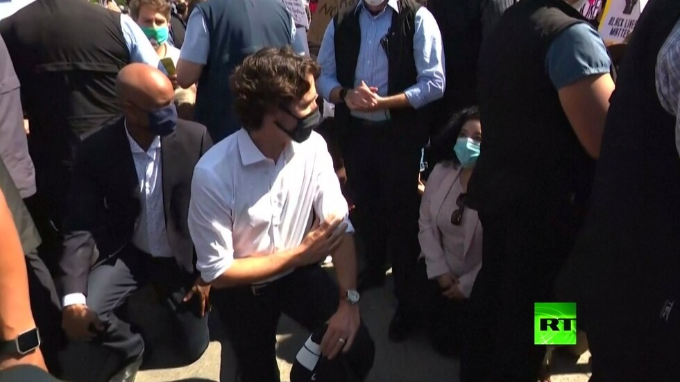 بالفيديو.. رئيس وزراء كندا ترودو يركع أثناء مظاهرة ضد العنصرية