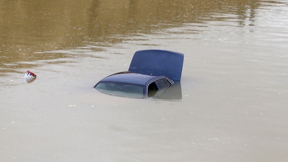 السعودية.. إنقاذ رجل وطفل ووفاة ثالث بعدما جرفت السيول سيارتهم - فيديو