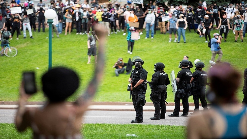 القضاء يمنع شرطة مدينة أمريكية استخدام القوة غير الفتاكة ضد المحتجين