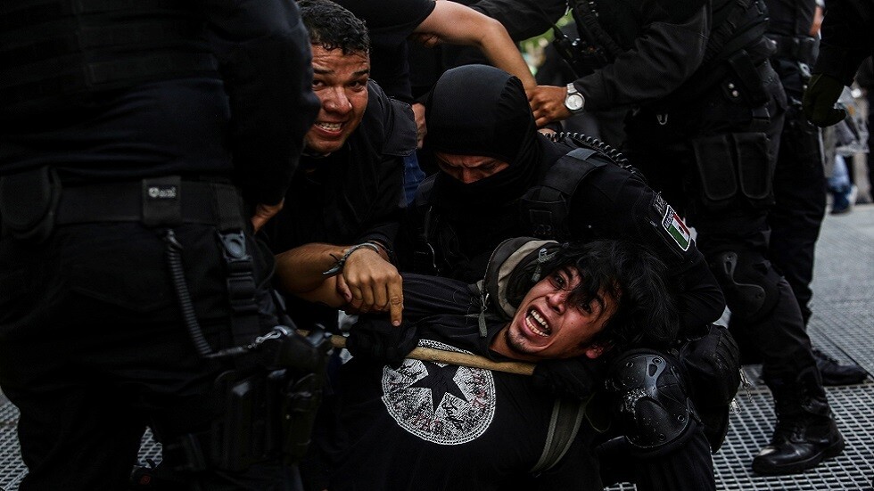 حاكم ولاية مكسيكية يعتذر عن انتهاكات الشرطة خلال احتجاج