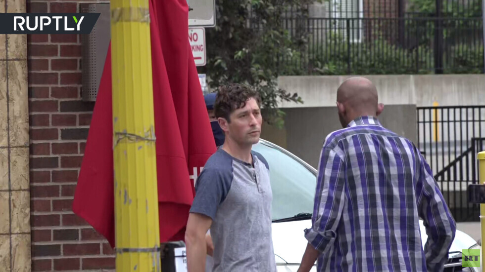 شاهد.. متظاهرون يسخرون من رئيس بلدية منيابوليس لرفضه وقف تمويل الشرطة