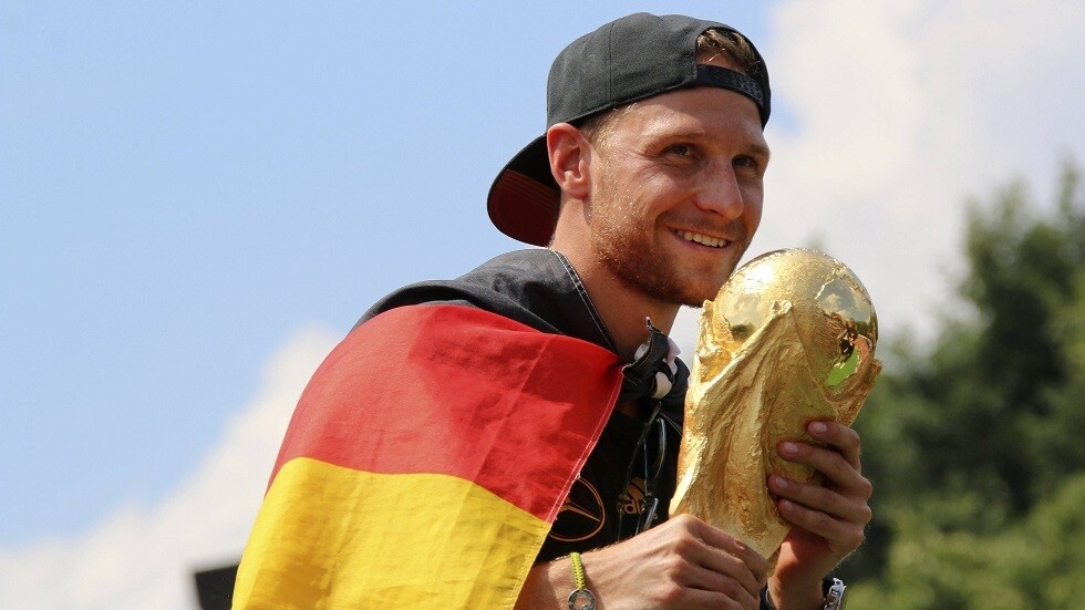 بطل العالم هيفيديس يرحل عن لوكوموتيف