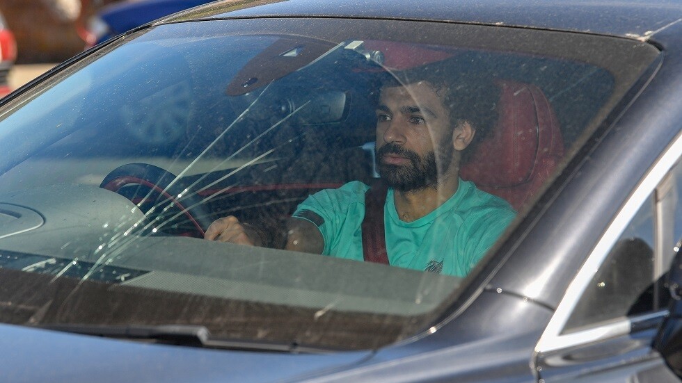 صلاح يشارك جمهوره صورة هاتف جديد من منزله