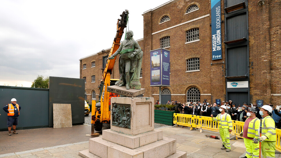 إزالة تمثال لتاجر عبيد في لندن