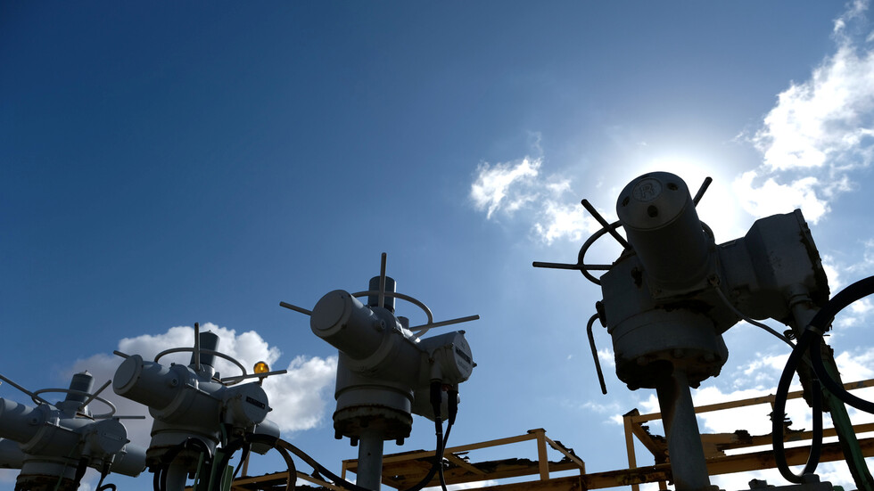 قوات من حكومة الوفاق الليبية تقتحم حقلا نفطيا وتقطع الإمدادات الموجهة لإيطاليا