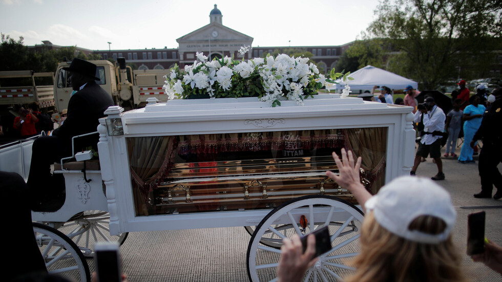 الولايات المتحدة.. جثمان جورج فلويد يوارى الثرى في تابوت ذهبي