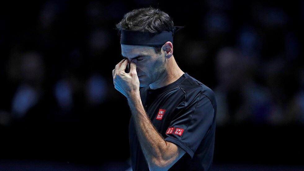 جراحة في الركبة تنهي موسم فيدرر.. فهل يعتزل؟