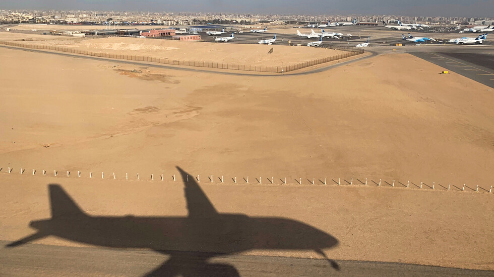 من الكويت إلى مصر.. مغادرة 4237 عاملا