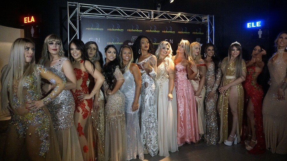 ملكة جمال بريطانيا لأجمل أرداف "ميس بام بام" تتعهد بالتعري إذا فاز تشيلسي بلقب دوري الأبطال (صورة)