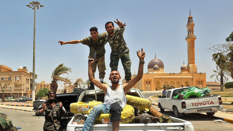 مصدر بالجيش الليبي يعلق على إعلان بقطع خط لإمداداته