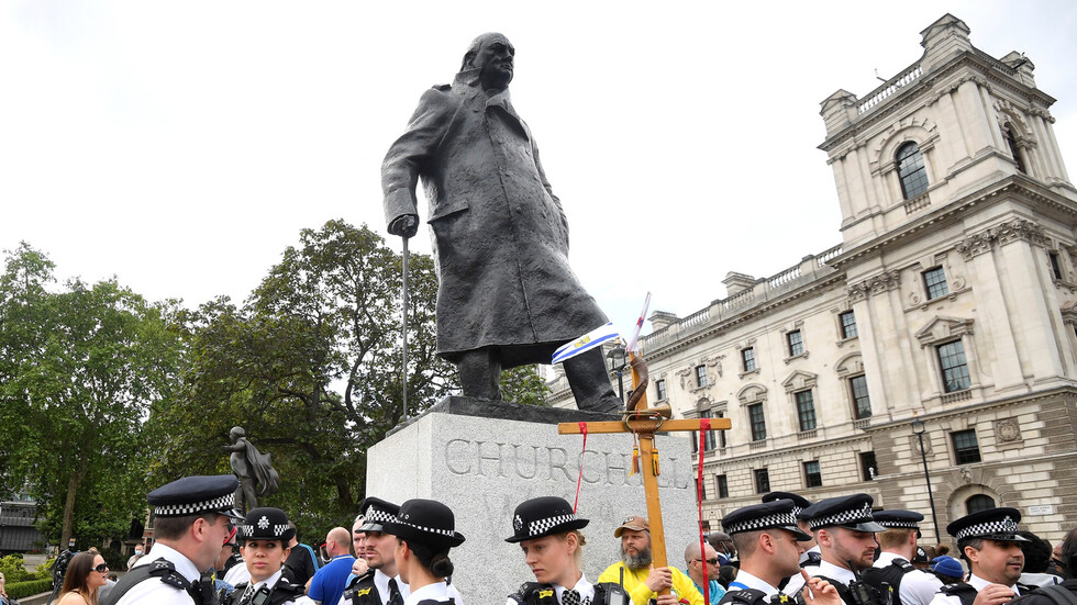 جونسون يندد بالاعتداء على تمثال تشرشل