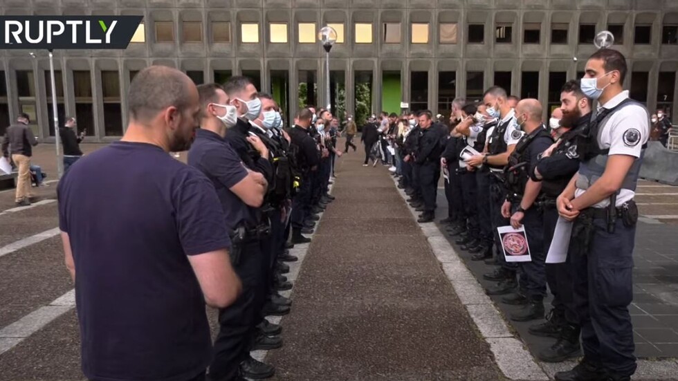 الشرطة الفرنسية تتظاهر ضد قرار يمنعهم من استخدام "الخنق" خلال الاعتقال