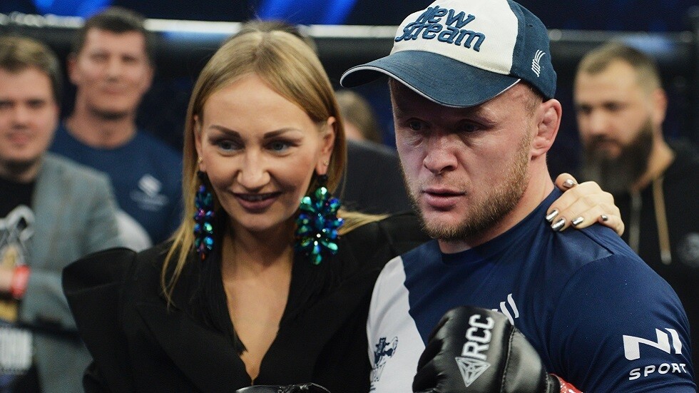 شاهد.. مقاتل روسي ينتشل جثة من نهر